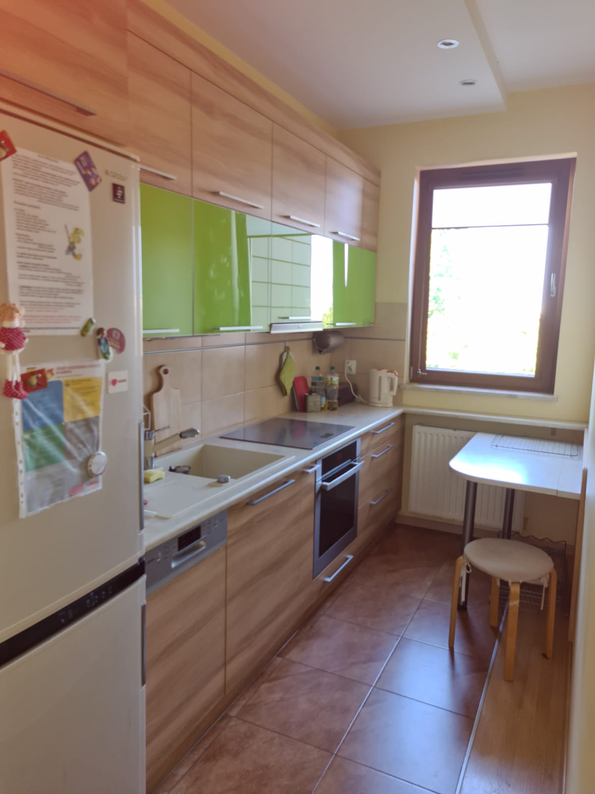 Wyposażona kuchnia z drewnianą zabudową