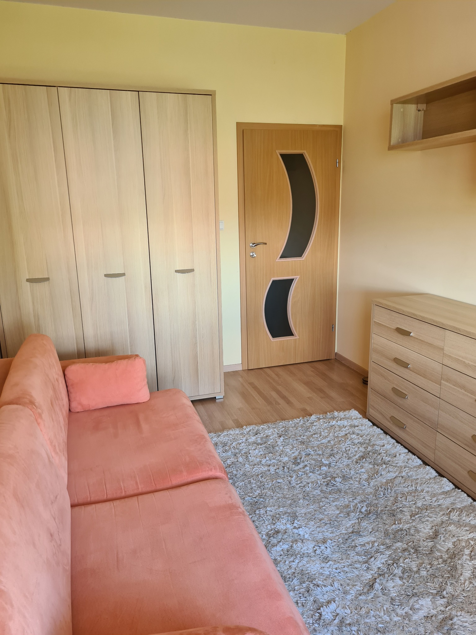 Pokój z rozkładaną kanapą, szafą i komodą